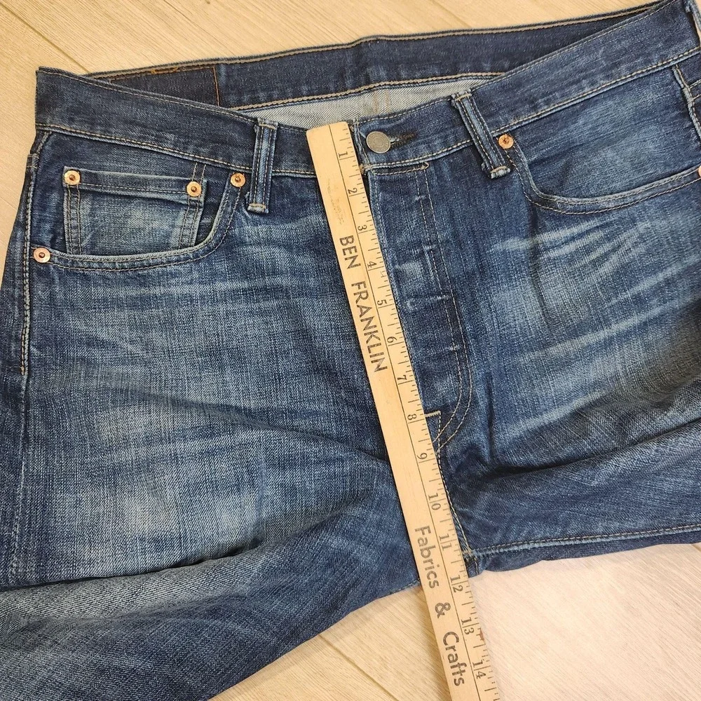 Levis 501 Jeans Mens 34x32 Blue Med Wash Button Fly Straight Denim Casual